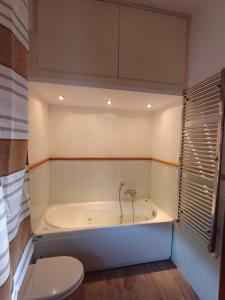 eine Badewanne im Bad mit WC in der Unterkunft I GIRASOLI Short Rent in Palermo