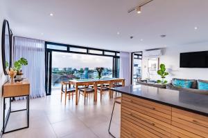 cocina y sala de estar con mesa y sillas en The Murex en Ciudad del Cabo