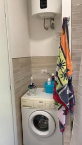 a laundry room with a washing machine and a towel at Vista mare 6 minuti a piedi dalla spiaggia, box. in Moneglia