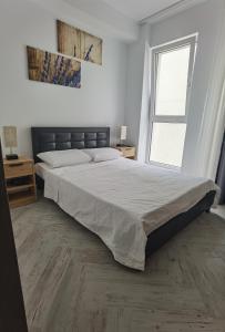 מיטה או מיטות בחדר ב-Apartamente Elira Blackxy Mamaia Nord & parking included