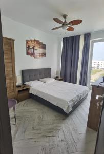 מיטה או מיטות בחדר ב-Apartamente Elira Blackxy Mamaia Nord & parking included