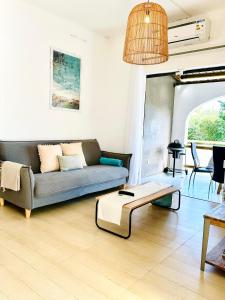 uma sala de estar com um sofá e uma mesa de centro em Sea La Vie - Holiday Home em Albion