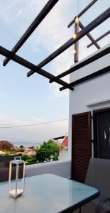 comedor con mesa y vistas al océano en Trikorfo Bungalows, en Gerakini