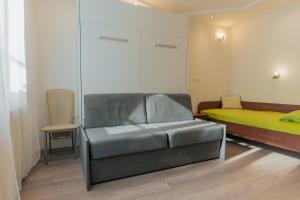sala de estar con sofá y cama en Studio Apartment Dominika, en Liubliana