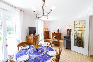 ein Esszimmer mit einem blauen Tisch und Stühlen in der Unterkunft Clos Fleuri : Amboise Home with Amazing Gardens in Amboise