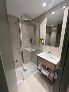 W łazience znajduje się umywalka i prysznic. w obiekcie Hotel H4 Cangas 3 Superior w mieście Cangas de Morrazo