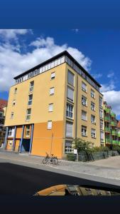 um edifício amarelo no lado de uma rua em -Bella Casa- Central Studio Apartment em Fürth