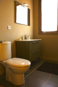 een badkamer met een toilet en een wastafel bij Le Domaine de la Feuilleraie in Coaraze