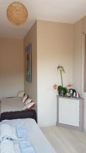 een slaapkamer met een bed en een tafel met een plant bij Le Domaine de la Feuilleraie in Coaraze