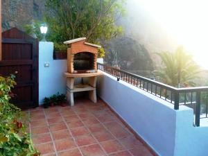 a patio with a pizza oven on a wall at Live masca casatarucho in Buenavista del Norte