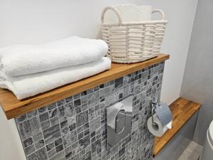- Baño con toallas y cesta en un estante en Bosun`s Cottage Luxury stay in the heart of town, en Weymouth 38 fotos más
