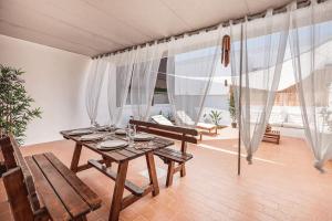 - une salle à manger avec une table et des verres dans l'établissement Sea Spritz & Sun -Accesso Mare-Clima- Parcheggio, à Torre San Giovanni 51 autres photos
