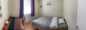 哈爾斯塔的住宿－Room in house on the road to Lofoten，一间卧室设有一张床和一个窗口