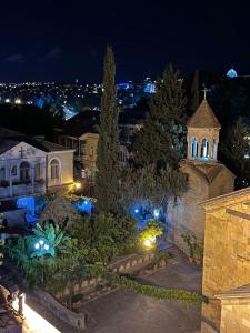 - Vistas nocturnas a un edificio con iglesia en sweet home in old tbilisi en Tiflis