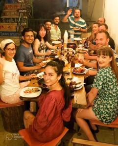 un grupo de personas sentadas alrededor de una mesa larga en Oludeniz Hostel, en Fethiye