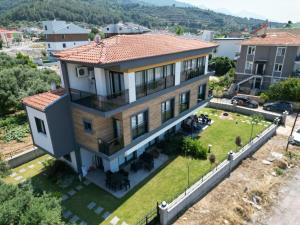 an aerial view of a house with a yard at KUŞADASI DAVUTLARDA 4+1 ÖZEL BAHÇELİ KİRALIK LÜKS VİLLA in Kuşadası