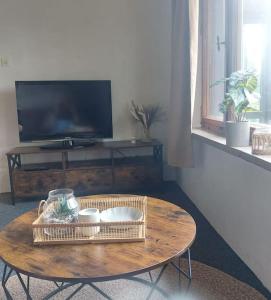 einen Couchtisch im Wohnzimmer mit TV in der Unterkunft Bungalow mit Schlossblick in Rudolstadt