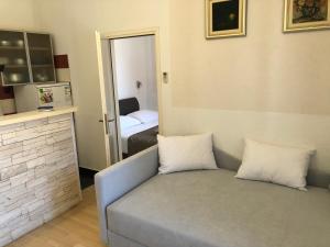 ein Sofa mit zwei Kissen auf einem Zimmer in der Unterkunft Apartmani Gloria in Brodarica