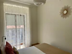ポルトにあるOld Town Cozy Apartmentのベッドルーム1室(ベッド1台、大きな窓付)
