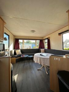 een woonkamer met een bank en een tafel bij zee van Buren in Buren