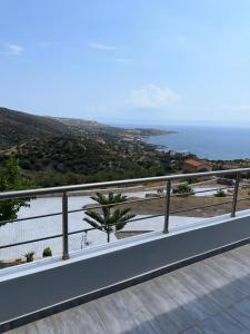 vistas al océano desde el balcón de una casa en 360° View Suites Sin en Neapolis