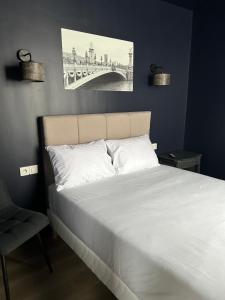 パリにあるHôtel Maât Etoileのベッドルーム1室(ベッド1台付)、