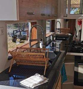 una cocina con un banco en un fregadero en Cosy & Calme en Le Tampon
