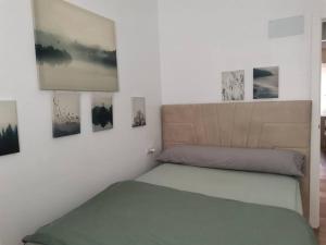 uma cama num quarto com fotografias na parede em RockSide Residences Suites La Línea A8 em La Línea de la Concepción