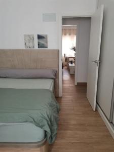 um quarto com uma cama e um corredor com uma mesa em RockSide Residences Suites La Línea A8 em La Línea de la Concepción