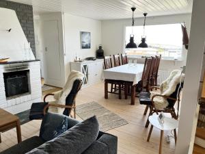 een woonkamer met een tafel en een eetkamer bij Unique holiday accommodation on Langholmen in Gothenburgs western archipelago in Torslanda
