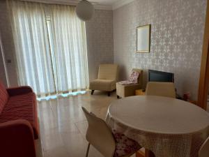 sala de estar con mesa y sillas en Gold city Alanya - 5 star two bedroom hotel apartment with full Sea view, en Alanya
