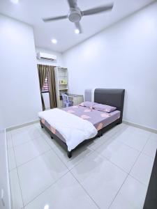 sypialnia z łóżkiem w pokoju w obiekcie Entire Home at Indahpura, Kulai w mieście Kulai