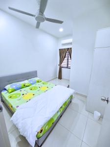 1 dormitorio con 1 cama y ventilador de techo en Entire Home at Indahpura, Kulai, en Kulai