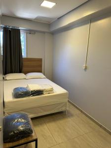 een slaapkamer met een bed in een kamer bij WS SUÍTES HOTEL in Três Passos