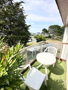 patio con mesa y sillas en el balcón en Studio archi cosy – Refait à neuf – 5min des plages, en Quiberon