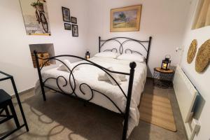 een slaapkamer met een zwart smeedijzeren bed bij Stella's Country House in Prodromos