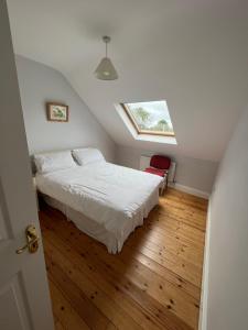 una camera con letto e lucernario di Modern Home in the Heart of Rosscarbery Village a Rosscarbery