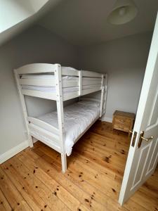Letto o letti in una camera di Modern Home in the Heart of Rosscarbery Village