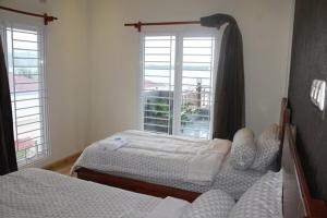 a bedroom with two beds and a window at Oseda Nias Surf House in Hilibotodane