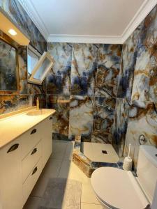 a bathroom with a sink and a toilet in it at יחידת חדר מדהימה לזוגות/וילד in Eilat