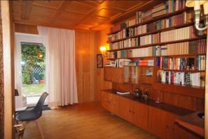 una habitación con una estantería llena de libros en Alpenvilla Tirol Zentral en Völs