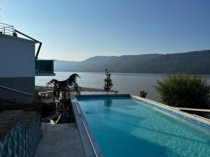 einen Pool mit Seeblick in der Unterkunft Riviera 990 - Resort & Restaurant in Eşelniţa