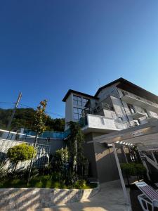 ein großes Gebäude mit einer Veranda und einem Gebäude mit Avisor in der Unterkunft Riviera 990 - Resort & Restaurant in Eşelniţa