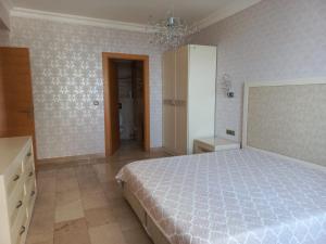 Gold city Alanya - 5 star two bedroom hotel apartment with full Sea view房間的床