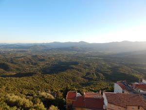 een uitzicht op een vallei met huizen en bergen bij Casa Foddis - Bed and View in Baunei