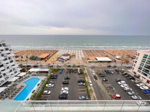 una vista aerea di un parcheggio vicino all'oceano di AtmoSphere Apartment by Infinity Resort & Spa a Mamaia Nord - Năvodari