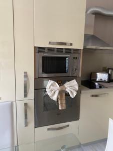 eine Küche mit einem Backofen und einer Mikrowelle in der Unterkunft Iva Luxury Apartament in Ruse