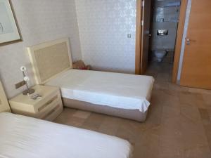 Gold city Alanya - 5 star two bedroom hotel apartment with full Sea view房間的床