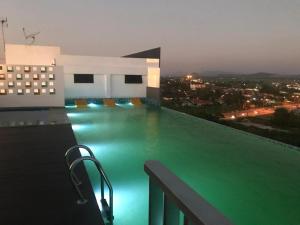 una piscina en la parte superior de un edificio por la noche en Imperio Professional Suite by Mama Sue en Alor Setar