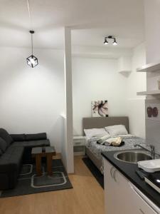 una camera con letto e una cucina con lavandino di Cozy Max Studio a Jagodina